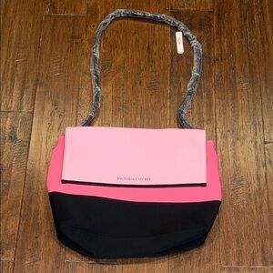 NWT! Limited Edition Insulated Tote VS Pink & Black Bag